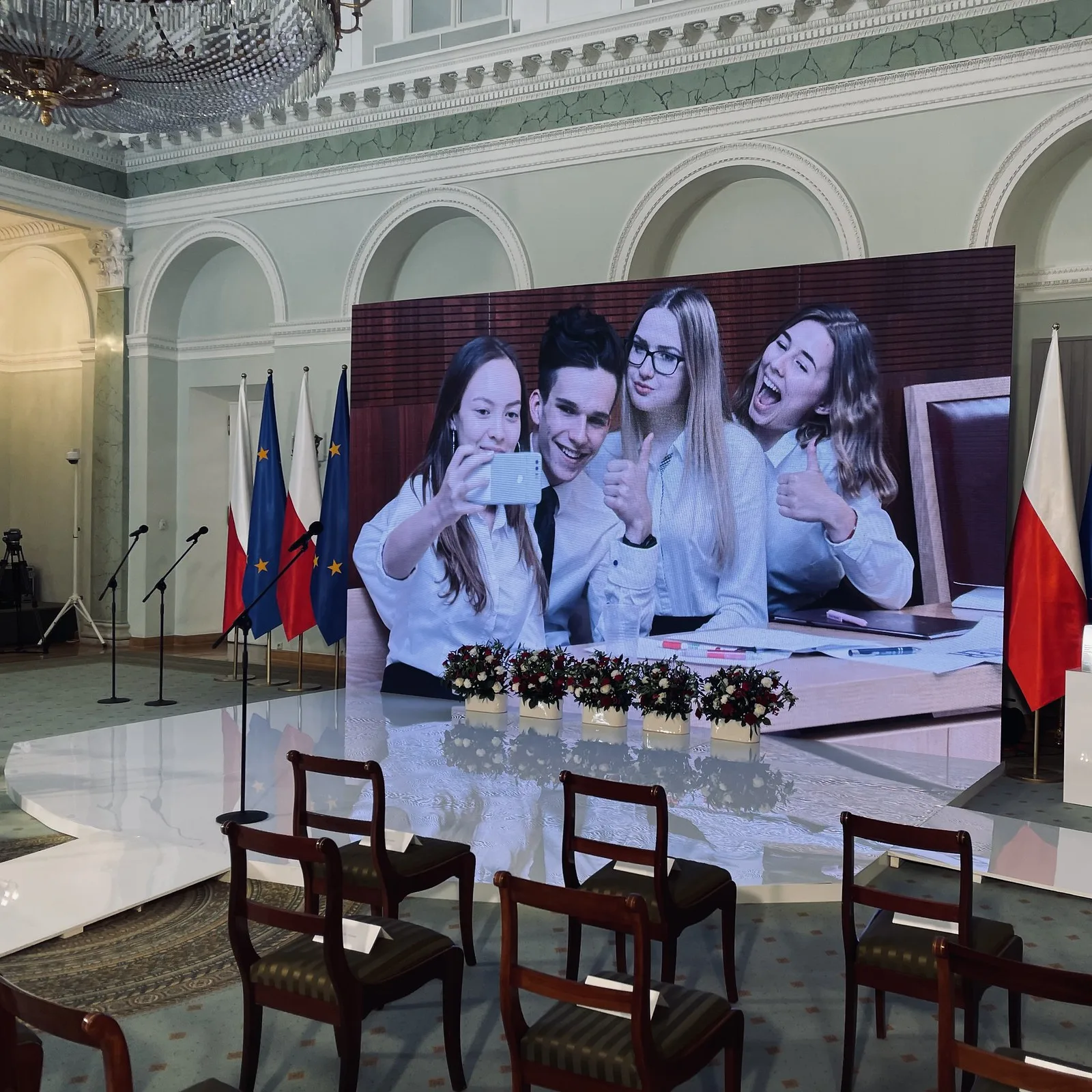 Scena oraz ekran led w Pałacu Prezydenckim
