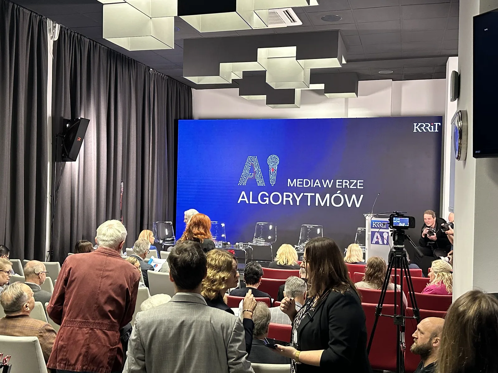 Konferencja „AI — media w erze algorytmów” — KRRiT