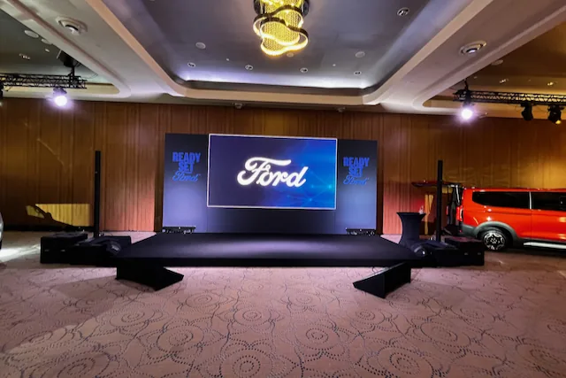Premiera Ford — scena z ekranem LED i brandingiem