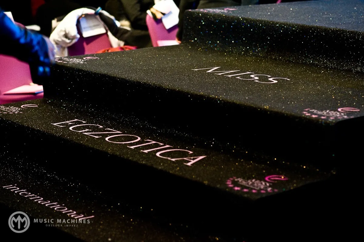 Miss Egzotica International — brokatowe pokrycie schodów scenicznych