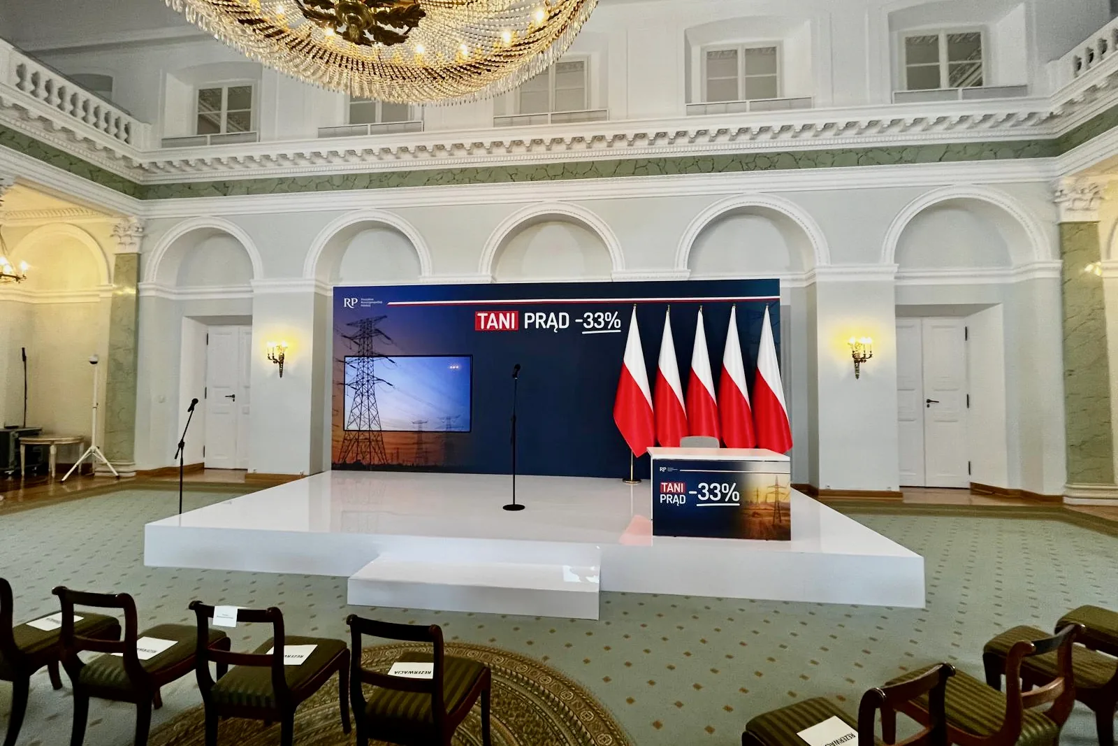 Konferencja w Pałacu Prezydenckim — scena i ekran LED