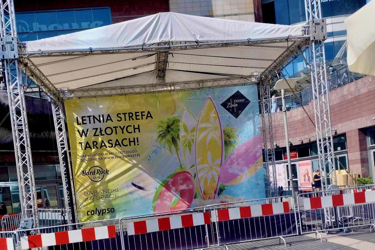 Modułowa scena z zadaszeniem na evencie plenerowym w przestrzeni miejskiej — Złote Tarasy, letnia strefa
