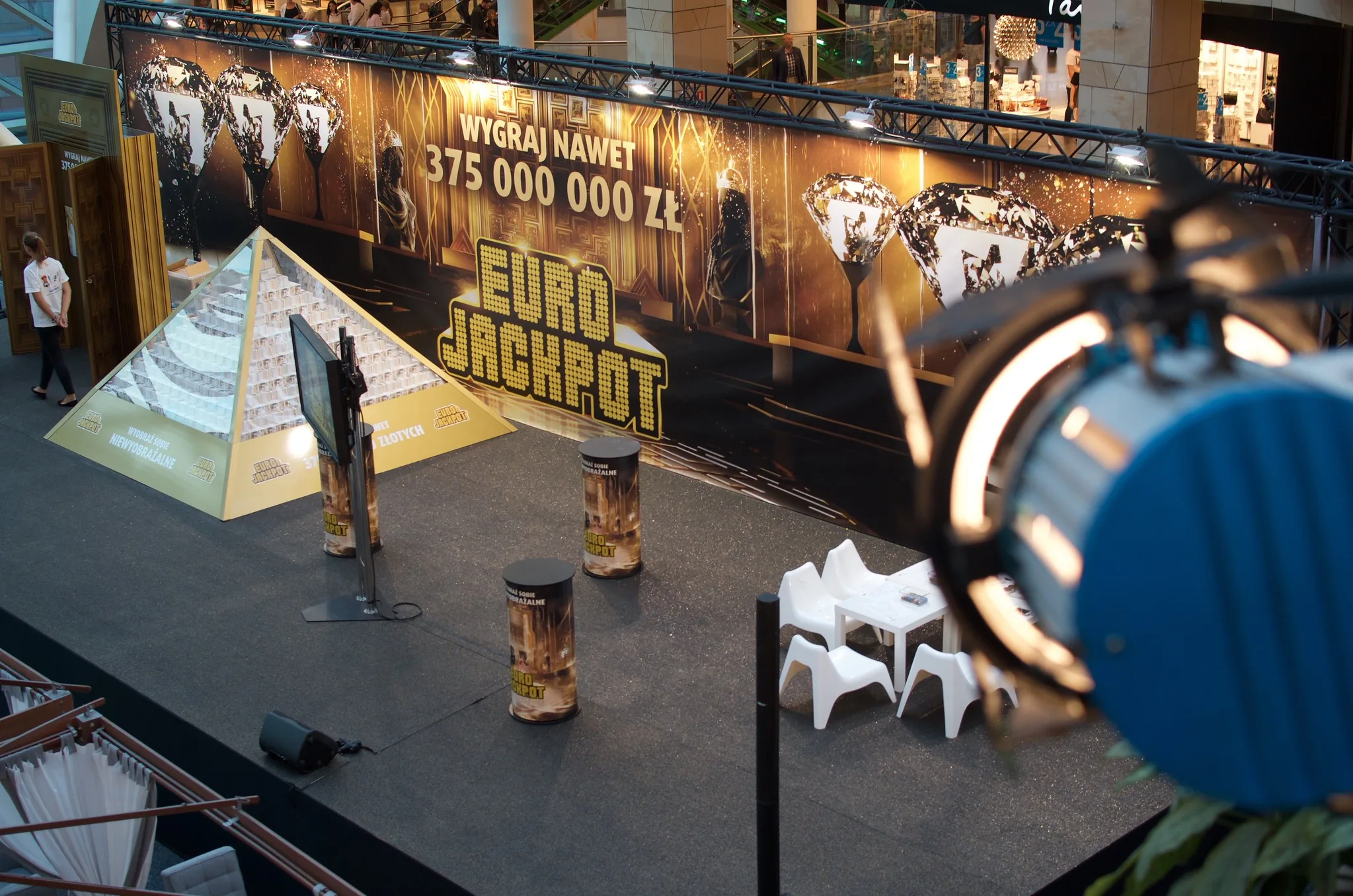 Scena promocyjna Eurojackpot w galerii handlowej — konstrukcja modułowa z brandingiem reklamowym i ekspozycją produktową
